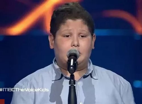 هل تتذكرون نجم ذا فويس كيدز ’’ زين عبيد‘‘ ؟؟ شاهدو كيف ظهر اليوم وخطف قلوب الفتيات بوسامته !! (فيديو)