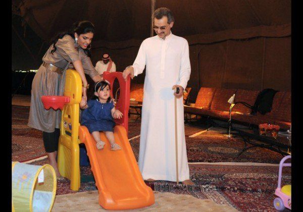 تراند اليوم .. لن تصدق .. من هي الزوجة الوحيدة التي انجب منها الملياردير السعودي الأمير "الوليد بن طلال"؟ ولماذا لم ينجب من غيرها؟ (التفاصيل والصور)