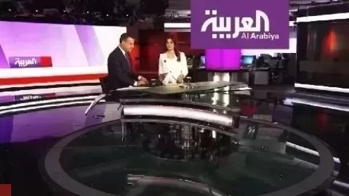 مذيعة أردنية على قناة العربية نسيت أنها على البث المباشر و ما فعلته أمام الجميع دون خجل صادم ولا يصدق !! (فيديو)