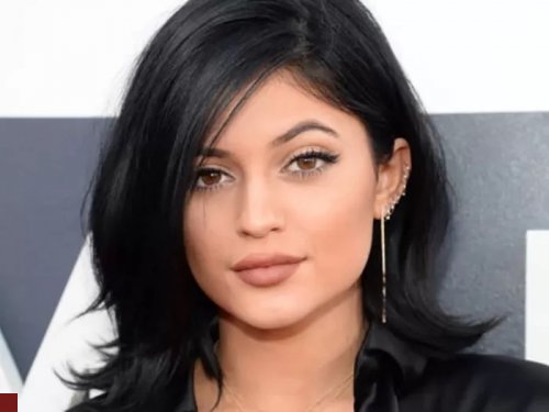 كايلي جينر تصعق الكل و تترك سحاب بنطالها مفتوحاً فب أقوى مشهد فاضح !! (شوف دلوقتي)