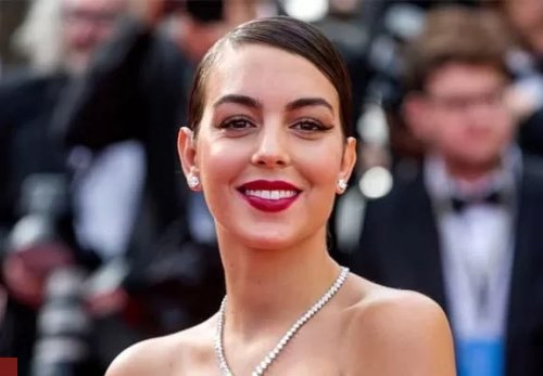 ملابس جورجينا حبيبة رونالدو تسقط أثناء التصوير وأنكشاف ما كان مخفي بكل وضوح أمام الجميع !! (شوف دلوقتي)