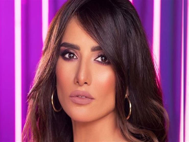 لهذا السبب رفض أحمد زكي تقبيلي في مشهد ساخن رغم إصرار المخرج .. الفنانة ”زينة“ تكشف السر الخطير