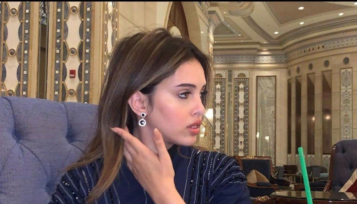 شاهد: مشهورة السناب شات السعودية "شادن القحطاني" تنشر صورة وتعلق: هذي رد للي يقول ركبتي سوداء!