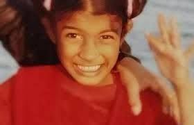 كلام في الفن : هذه الطفلة اصبحت اليوم فنانة شهيرة جداً وتغيرت ملامحها كثيراً... وخطأ فنّي كان سبباً في شهرتها.. هل عرفتوها؟