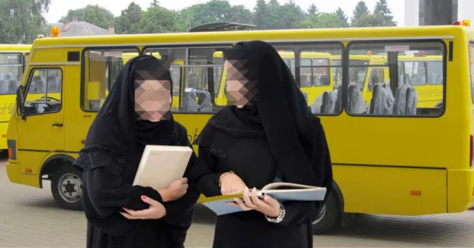 كلام في الفن : علامات الساعة تظهر في السعودية.. طالبة شديدة الجمال تحمل من معلمتها .. لن تصدق كيف حدث ذلك؟