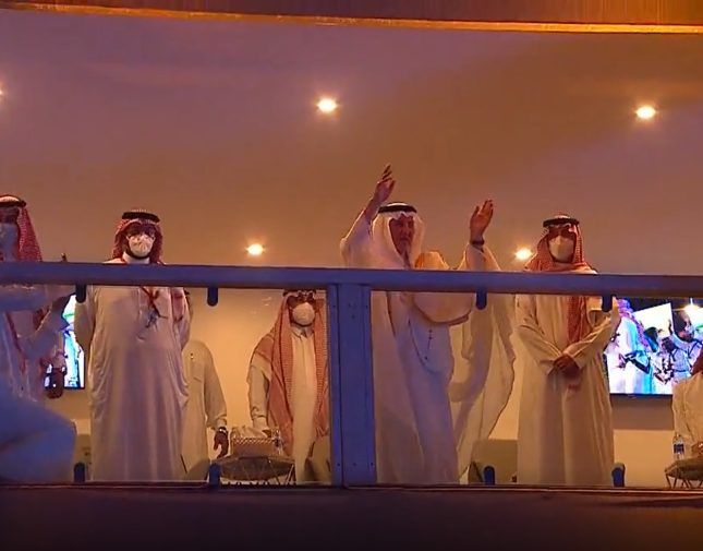 شاهد .. الأمير خالد الفيصل يؤدي “الخطوة” في حفل ختام رالي داكار (فيديو)