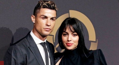 جورجينا حبيبه كريستيانو تظهر بإطلالة حمراء خادشة من المطبخ.. وتستعرض صدرها بعد عملية تكبير !!