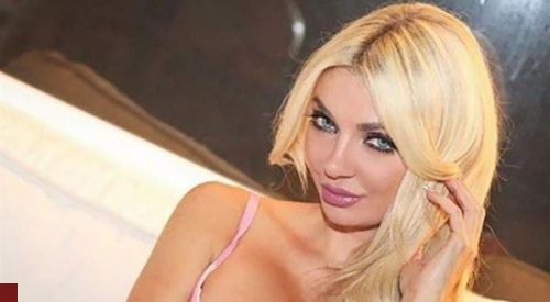 كما ولدتها امها .. ميريام كلينك تغطي صدرها بيديها فقط في أجرأ اطلالة خادشة !! (شوف دلوقتي)