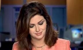 مذيعة قناة الجزيرة الجميلة تنسى أنها على الهواء مباشرة .. وتمارس هذا الفعل المخجل مع زميلها.. وردة فعلها عندما تذكرت انها على الهواء صادمه!!!