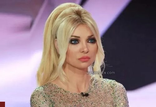 ظهرت كأنها دون ملابس.. ميريام كلينك تتصدر الترند بفتسان قصير جداً وبساقين مفتوحتين !! (شوف دلوقتي)