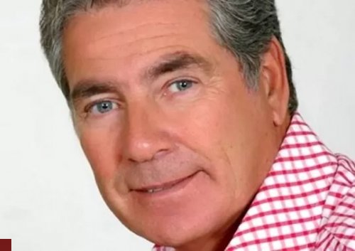 لن تصدق قوة الشبه بين مصطفى فهمي وإبنه الشاب الوسيم من زوجته الإيطالية.. فولة واتقسمت نصين !! (صورة)