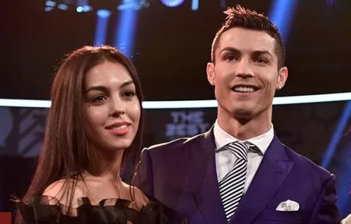 جورجينا رودريغيز تخون رونالدو وتظهر بالحمام مع شاب وسيم .. وكريستيانو يجن جنونه !! (صورة)