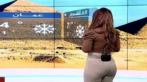 مذيعة عربية شديدة الجمال لم يخبروها أن البث المباشر قد بدأ وما فعلته دون أن تعلم صدم الكل ولم يتوقعة أحد !! (فيديو)