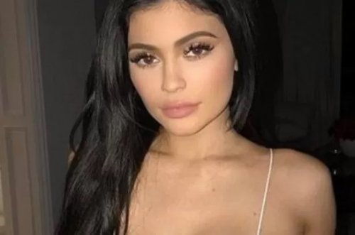 كايلي جينر تصعق الكل و تفتح سحاب فستانها أثناء وجودها في ملهى ليلى لينكشف المستور أمام الملأ !!