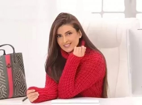 مذيعة الجزيرة ’’علا الفارس‘‘ تظهر نائمة في أحضان عريسها بإطلالة صارخة من شهر العسل .. والجمهور مصدوم مما رآه !! (صورة)