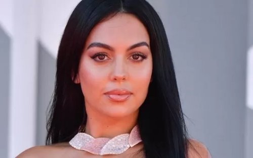 اطلالة ساخنة جداً ..جورجينا ردريغيز تفجر غضباً واسعاً وتستعرض مفاتن جسدها بالمايوه الشفاف والفاضح والذي كشف كل شيء !