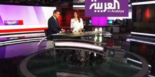 اجمل مذيعة في قناة العربية ظهرت على البث المباشر دون علمها وهذا ما فعلته بدون خجل وبكل جراءة وشاهدها الملايين(فيديو)