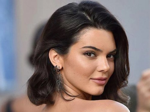 كيندال جينر تفقد عقلها و تظهر جسدها بكل وضوح في اوقح جلسة تصوير دون ان ترتدي قطعة قماش .. !!