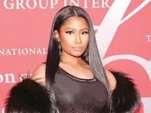 فيديو يحصد ملايين المشاهدات ! نيكي ميناج وسط الغابة كما ولدتها أمها دون ان ترتدي اي قطعة قماش