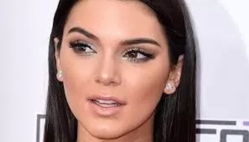 وقاحة ليس لها حدود .. حركات كيندال الجريئة تفضحها وتكشف جسدها كاملاً دون حمالة صدر تداعب نهديها امام الكاميرا