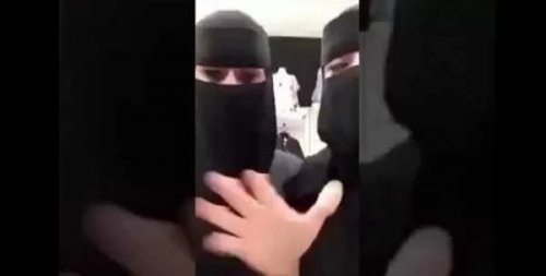 ظهور فاضح للغاية ..شابة منقبة فائقة الجمال تخلع ملابسها امام الكاميرا وتستعرض جسدها دون ملابس والفيديو اثار ضجة كبيره ..