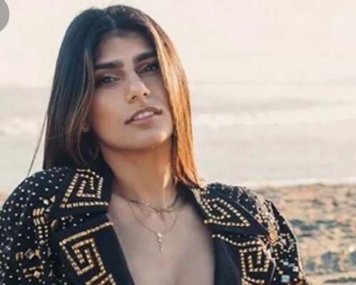 اوقح اطلالة على الارض .. ميا خليفة تفقد عقلها و تظهر بتنورة قصيرة جدا دون ملابس داخلية فأنكشفت اعظائها في أجرأ جلسة تصوير !!