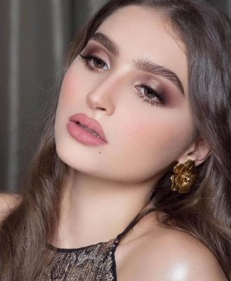 ظهور صادم للنجمة حلا الترك افزع جمهورها بعد عمليات التجميل الكثيرة .. تغيرت ملامحها بشكل كلي وأصبحت تشبه زوجة أبيها المغربية دنيا بطمة.. (فهل تشبهها حقاً؟!)شوف دلوقتي