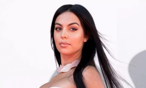 شاهد  زلاق فستان ’’جورجينا‘‘ صديقة رونالدو أثناء التصوير ليظهر صدرها الطاغي بكل وضوح امام الجميع لن تصدق كيف بدا حجمة !!