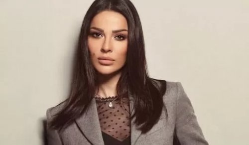 باعدت بين فخذيها وانكشف المستور .. الفنانة نادين نجيم تصدم المتابعين بصور غير عن المعتاد تخطت الخطوط الحمراء بها !!شوف دلوقتي