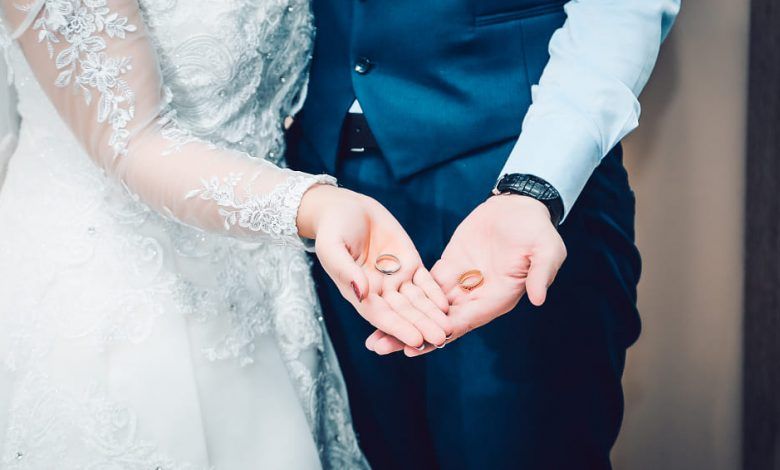 اتفرج – عريس يتفاجأ بحضور حماته الجرئيه ليلة الدخلة إلى غرفته وقيامها بفعل مخجل.. وحينما رفض رغبتها كانت النهاية صادمة!