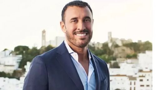 كاظم الساهر يكشف عن الفتاة فائقة الجمال الذي خطفت قلبه.. أناقتها وحسنها الغير مُتصور أشعل الأنترنت والمفاجأة بعمرها وجنسيتها !! (صورة)