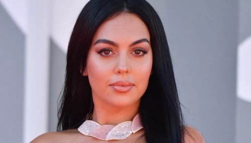 جورجينا تستعرض تفاصيل جسدها بالمايوه الشفاف تحت اشعة الشمس والذي أظهرت كل المخفي أمام الملأ !! (شوف دلوقتي)