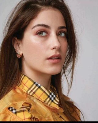 بطلة العشق الممنوع هازال كايا : تظهر في البحر دون ملابس تماما تستعرض جمال جسمها كما خلقها الله ومتابعون عرب يفجرون التعليقات .. شوف دلوقتي