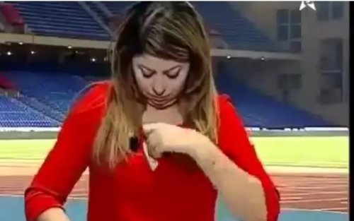 مذيعة مغربية فاتنة الجمال نسيت أنها على البث المباشر وما فعلته دون ذرة خجل فجر غضب كل المغربيين !! (فيديو)