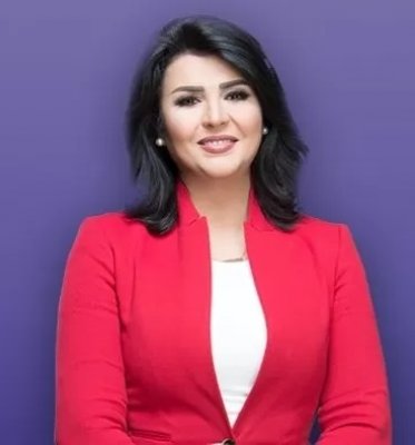 اليكم الصدمة : لن يصدق ان هذا الاعلامي الاسمراني الجذاب وشديد الوسامة هو زوج الاعلامية الشهيرة « منى الشاذلي ».. (شوف دلوقتي الصورة)