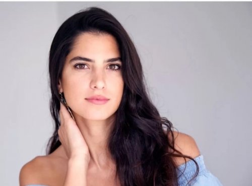 نجمة مسلسل عروس بيروت كارمن بصيص .. بفستان اسود ملتصق بجسمها اظهر ادق تفاصيل مناطقها الانثوية بإغراء شديد..شوف دلوقتي