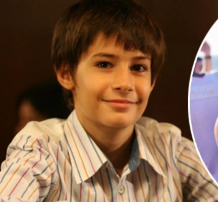 شوف دلوقتي الطفل (مراد) بطل مسلسل العشق الممنوع كيف اصبح الان بعد مرور 14 عاماً على المسلسل اصبح شاب في غاية الوسامة بعظلات مفتولة.. لن تصدق ان هذا الحسن موجود على الأرض. | شوف دلوقتي .