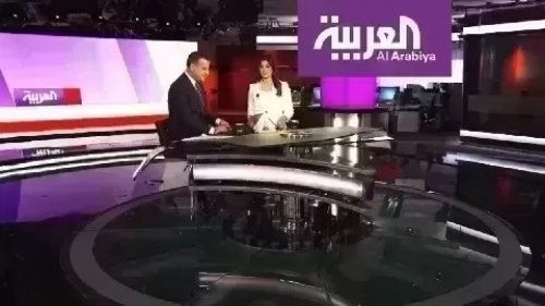 مذيعة أردنية على قناة العربية نسيت أنها على الهواء مباشر و ما فعلته أمام الكاميرات بكل جرأة دون خجل صدم المشاهديين !! (فيديو)