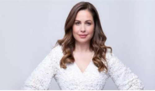 ملكة في الجمال والدلع .. إبنة الاعلامية( ريا ابي راشد) اول ظهور كامل لها تخطف الأنظار بملامحها الجميلة : شبه امها بشكل لايصدق (شوف دلوقتي الصورة)