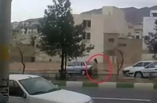 شابة كويتية حسناء وكأنها حورية من الجنة تصعق الكل وتسير دون أن ترتدي قطعة ملابس في الشارع وبياض جسمها يسلب العقول !! (صورة)