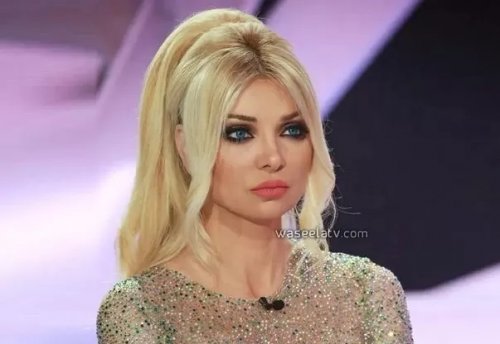 ظهرت كأنها دون ملابس.. ميريام كلينك تتصدر الترند بفتسان قصير جداً وبساقين مفتوحتين !! (شوف دلوقتي)