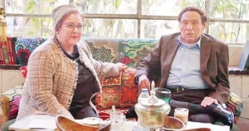 هذا ماكان يفعله الزعيم ’’عادل إمام‘‘ كل يوم لأجل الفنانة ’’دلال عبدالعزيز‘‘ وهي في غرفة الإنعاش و دون أن يعلم أحد حتى المقربين!!