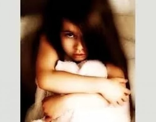 في الاردن حادثة هي الاغرب في العالم ..العثور على طفلة مفقودة منذ 2019 في هذا المكان بالمنزل.. ولن تصدق ماذا وجدو بجوارها.. (تفاصيل مشوقة للغاية)