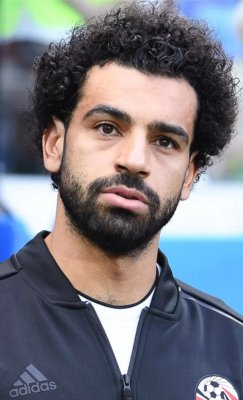 شابة شديدة الجمال تلاحق محمد صلاح للفندق وتطلب الزواج منه أمام الجميع .. وهكذا علمها الأخير درساً قاسياً في الأدب!‎