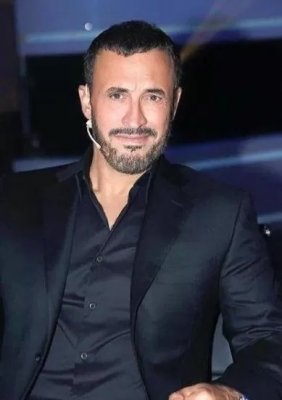 بعد 22 عاماً من العزوبية.. كاظم الساهر يخطف أجمل نساء الارض هذه الافريقية الحسناء والمفأجاة في عمرها !