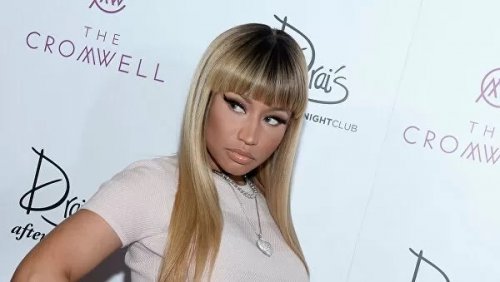 النجمة العالمية ​نيكي ميناج تستعرض خلفيتها المنفوخة دون أن تغطي جسدها بقطعة قماش واحدة !!