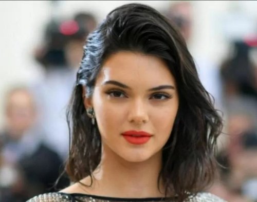 بدون اي قطعة قماش ترتديها.. العارضة كيندال جينر تفقد عقلها و تظهر جسدها بكل وضوح في اوقح جلسة تصوير على الاطلاق!!