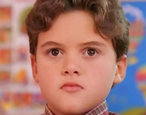 هذا الطفل الجميل ظهر قبل أكثر من 21 عاما في اغنية محمد فؤاد «أنا لو حبيبك» .. لن تصدق كيف أصبح شكله الاناليوم بوسامة منقطعة النظير كأبطال هوليود| شوف دلوقتي الصورة