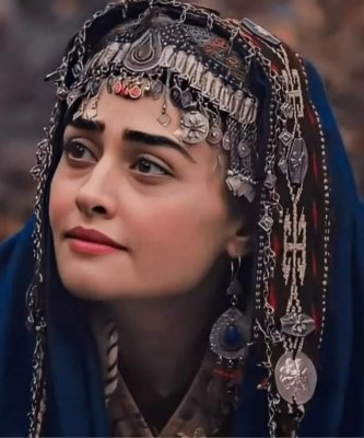 كما خلقها الله .. السلطانة حليمة بطلة المسلسل الشهير [ارطغرل] بصوره فاضحة تستعرض حجم خلفيتها وهي على القارب في اوقح مشاهد الإغراء... شوف دلوقتي