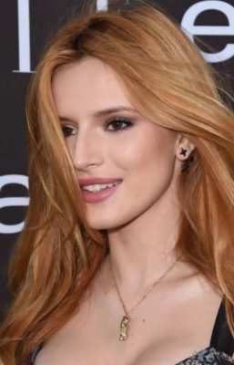 الممثلة العالمية ’’بيلا ثورن‘‘ تصدم جمهورها وتظهر بلا ملابس من الأسفل والأعلى في مشهد ساخن للغاية!!